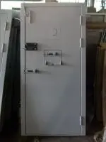 Кассовая дверь с выдвижным лотком в оружейную комнату 14