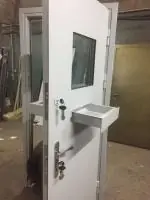 Кассовая дверь с выдвижным лотком в оружейную комнату 18