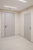 Межкомнатная скрытая дверь с HPL панелью