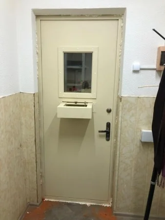 Кассовая дверь с выдвижным лотком в оружейную комнату 06
