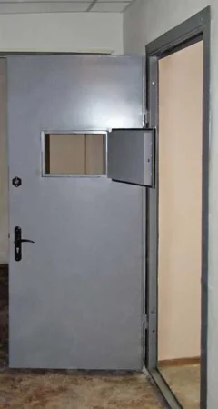 Кассовая дверь с выдвижным лотком в оружейную комнату 15