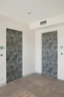 Межкомнатная скрытая дверь с керамогранитом