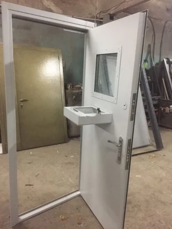 Кассовая дверь с выдвижным лотком в оружейную комнату 09