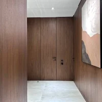 Межкомнатная скрытая дверь в шпоне