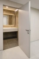 Межкомнатная скрытая дверь с HPL панелью