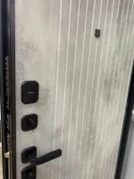 Входная дверь Маркус Вертикаль бетон светлый