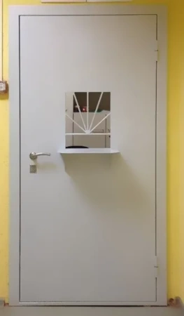 Кассовая дверь с выдвижным лотком в оружейную комнату 11