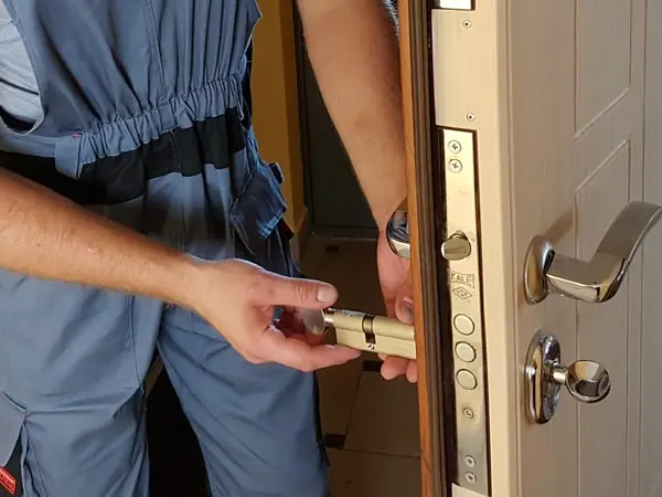 Замена дверных замков, цилиндров замка и задвижек в Самаре Замена дверных замков, цилиндров замка и задвижек в Самаре